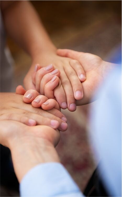 Mani unite come simbolo di comunità educante