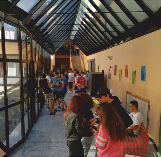 Ragazzi che rappresentano i valori educativi e sociali