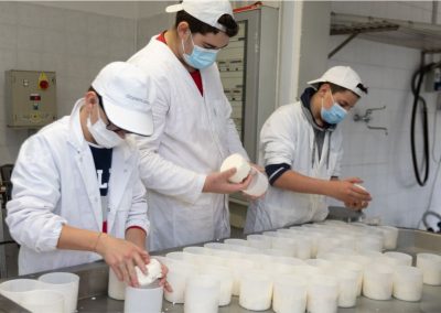 Attività nel laboratorio lattiero-caseario
